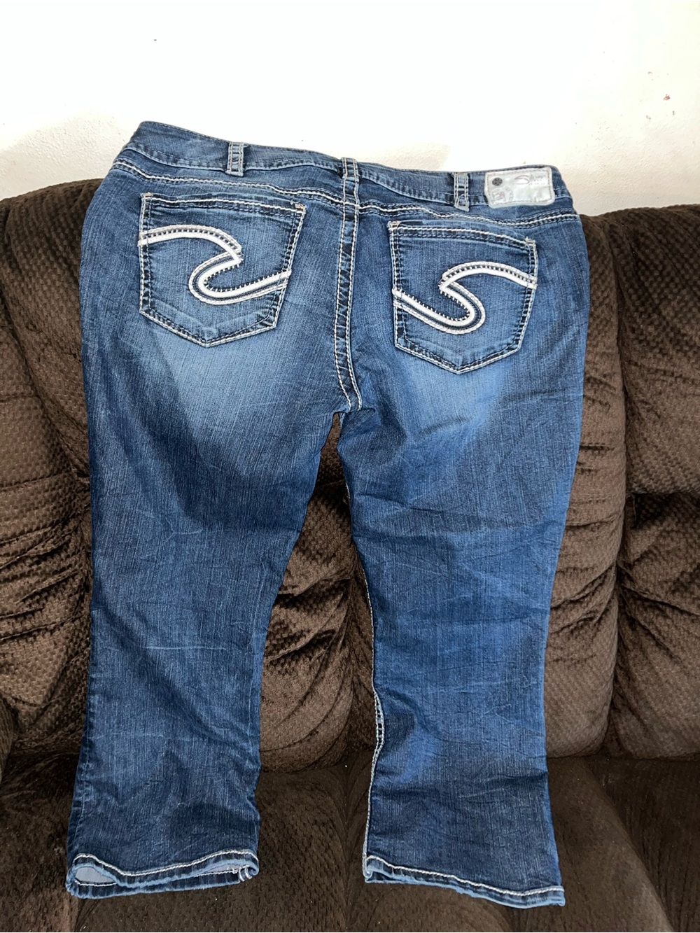 Women’s size 36 waist Silver Jean capris.
